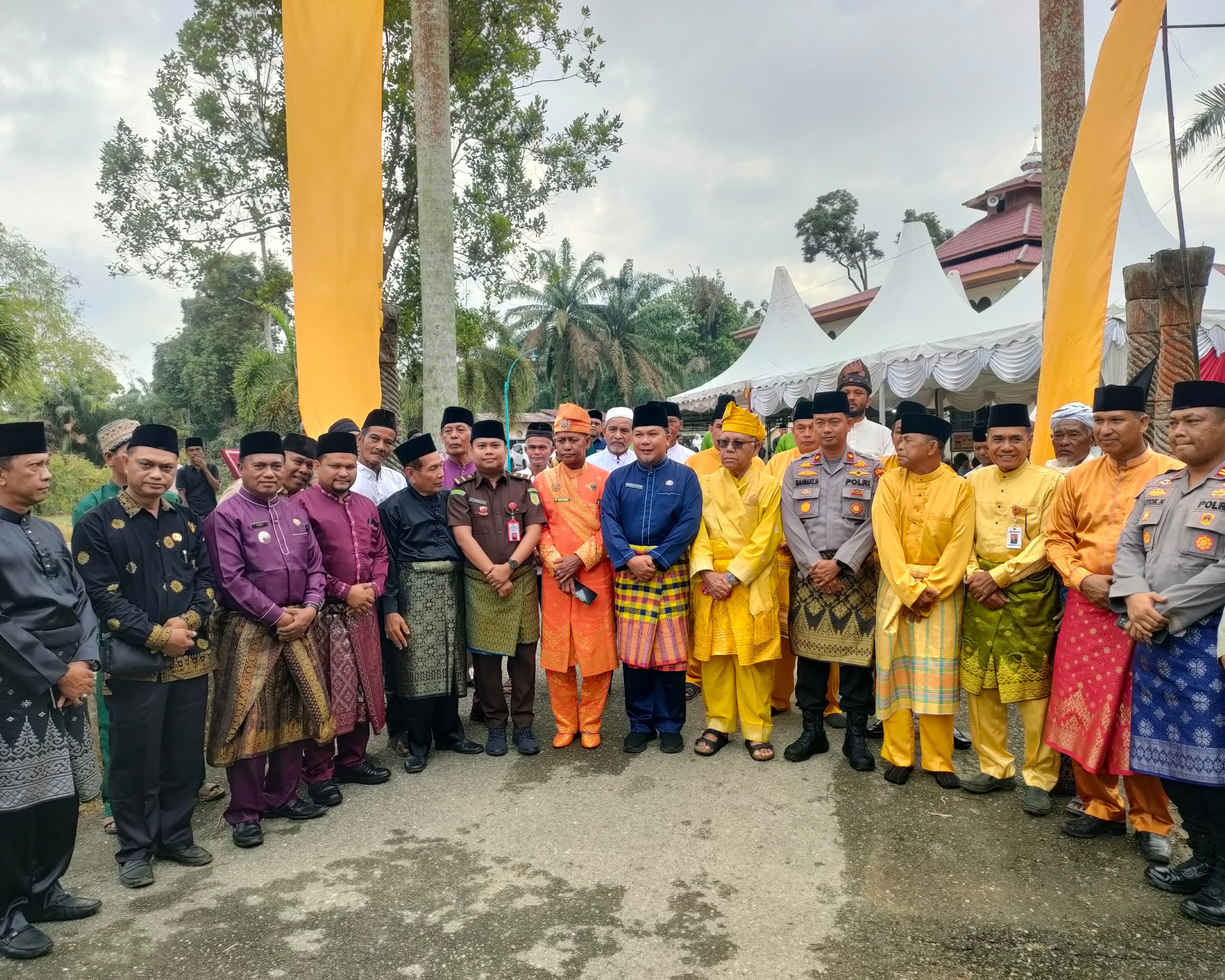 Polres Rohul Hadiri Penambalan Raja Adat Surau Gading Simbol Harmoni Dan Pelestarian Budaya Lokal