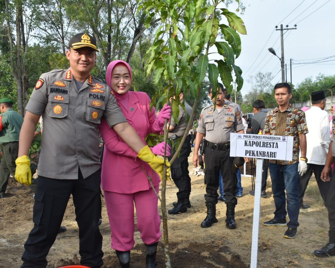 Sukseskan Program Kapolri, Polresta Pekanbaru Lakukan Penanaman Pohon Serentak