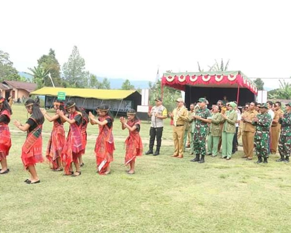 Bupati Taput Nikson Nababan Membuka Karya Bhakti TNI Tahun 2019