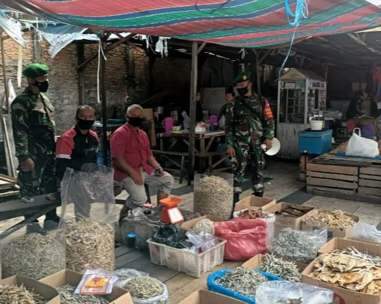 Guna Memutus Penyebaran Covid-19, Babinsa Kodim 0301/PBR Laksanakan Sosialisasi Kepada Pedagang dan Pengunjung di Pasar Agus Salim