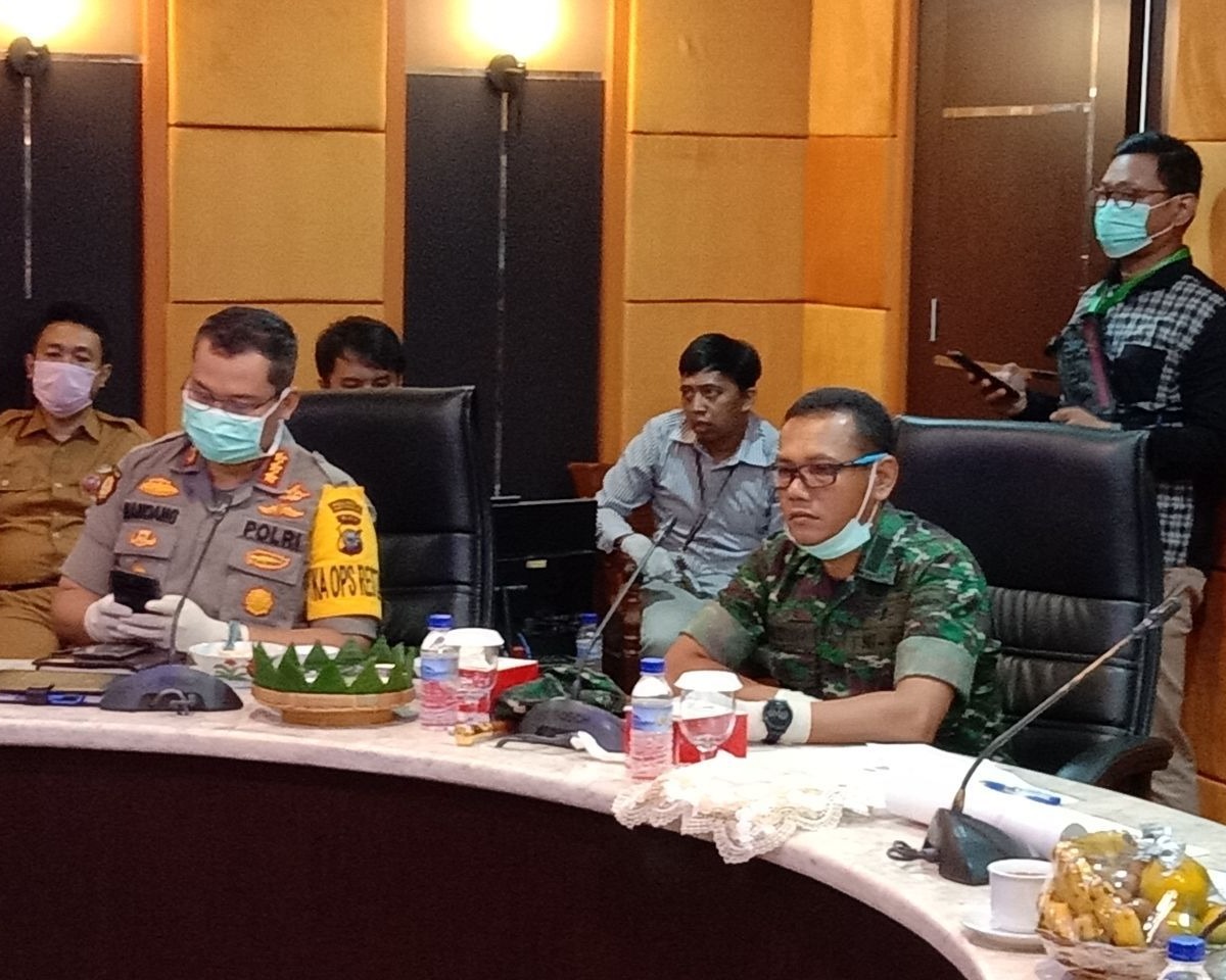 Dandim 0301/Pekanbaru Hadir Kegiatan Vicon Bupati/Walikota Se Provinsi Riau dan Forkompinda Dengan Gubernur Riau Dalam Penanganan Wabah Covid-19