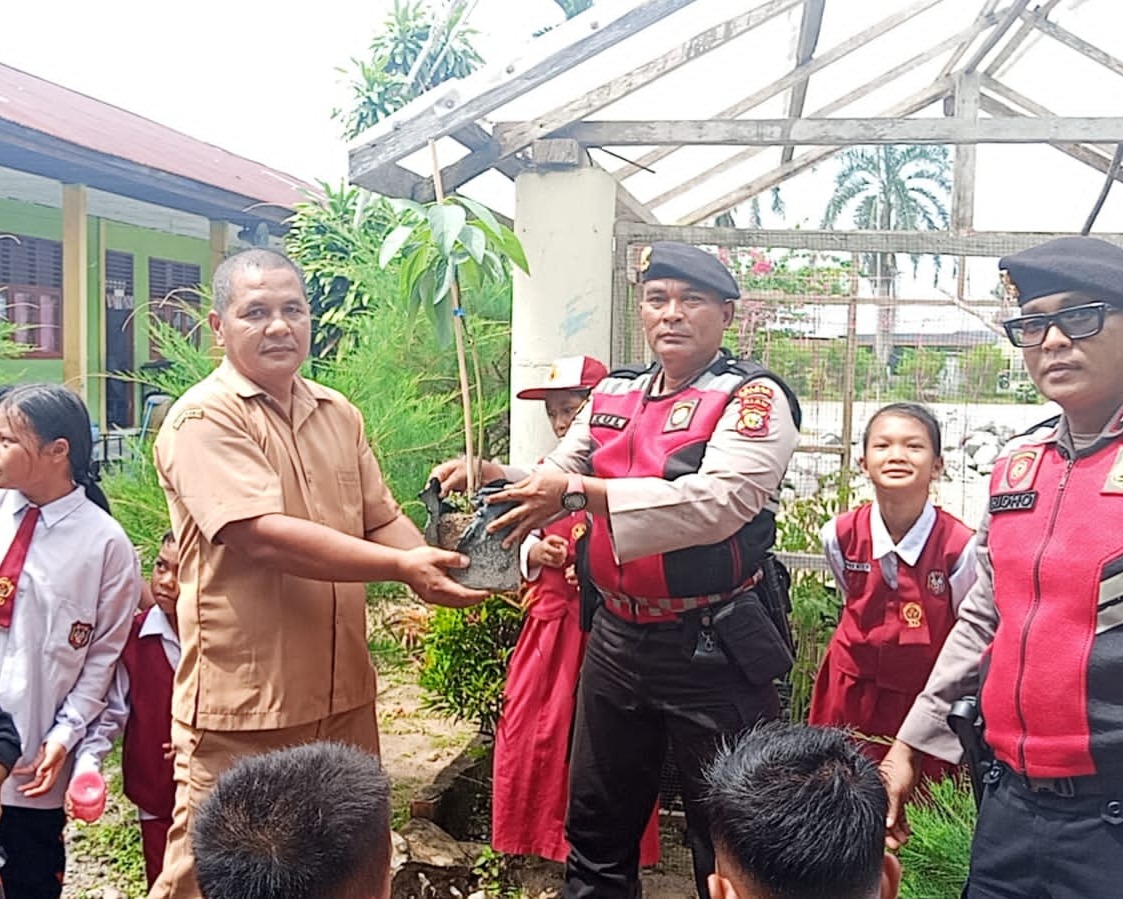 Polres Siak Tanam Bibit Pohon di SDN 2 Dayun, Dukung Program Kapolda Riau 'Green Policing'