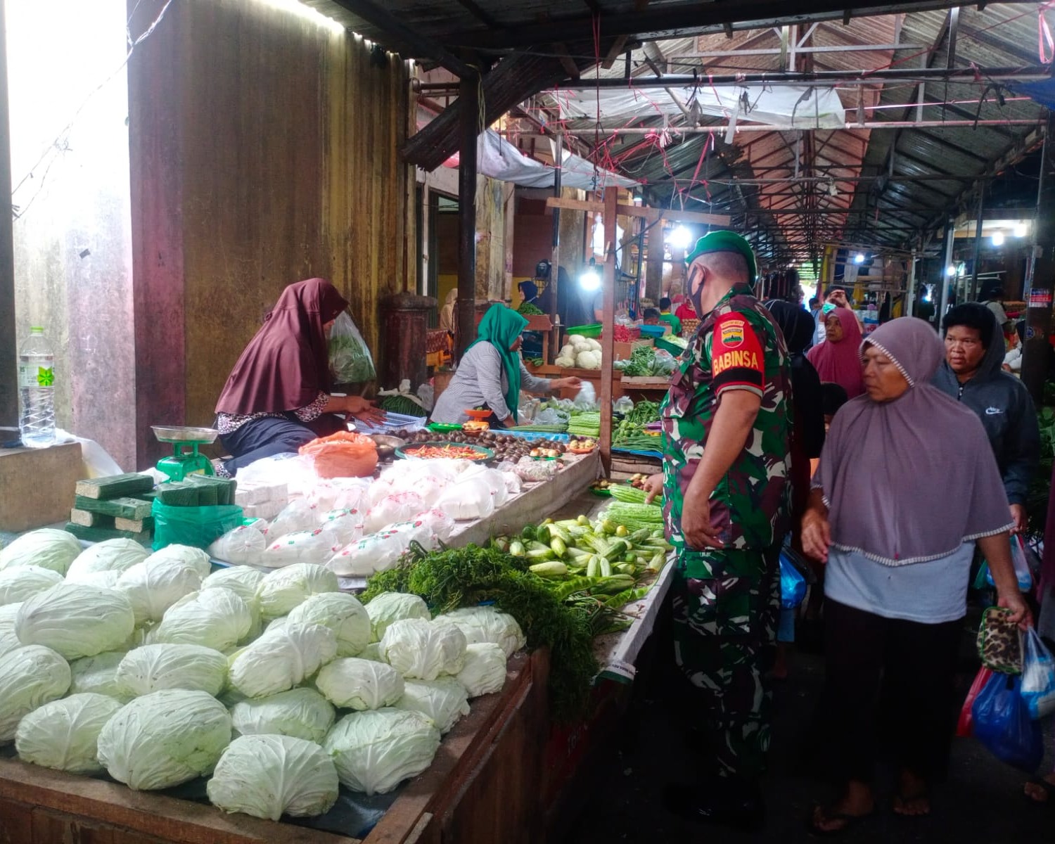 Babinsa Kodim 0301/PBR Berikan Himbauan Prokes Kepada Pedagang dan Pengunjung Di Pasar Tradisional Rumbai