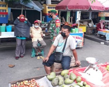 Cegah Penyebaran Covid-19, Babinsa Kodim 0301/PBR Sosialisasikan Prokes di Pasar Rumbai