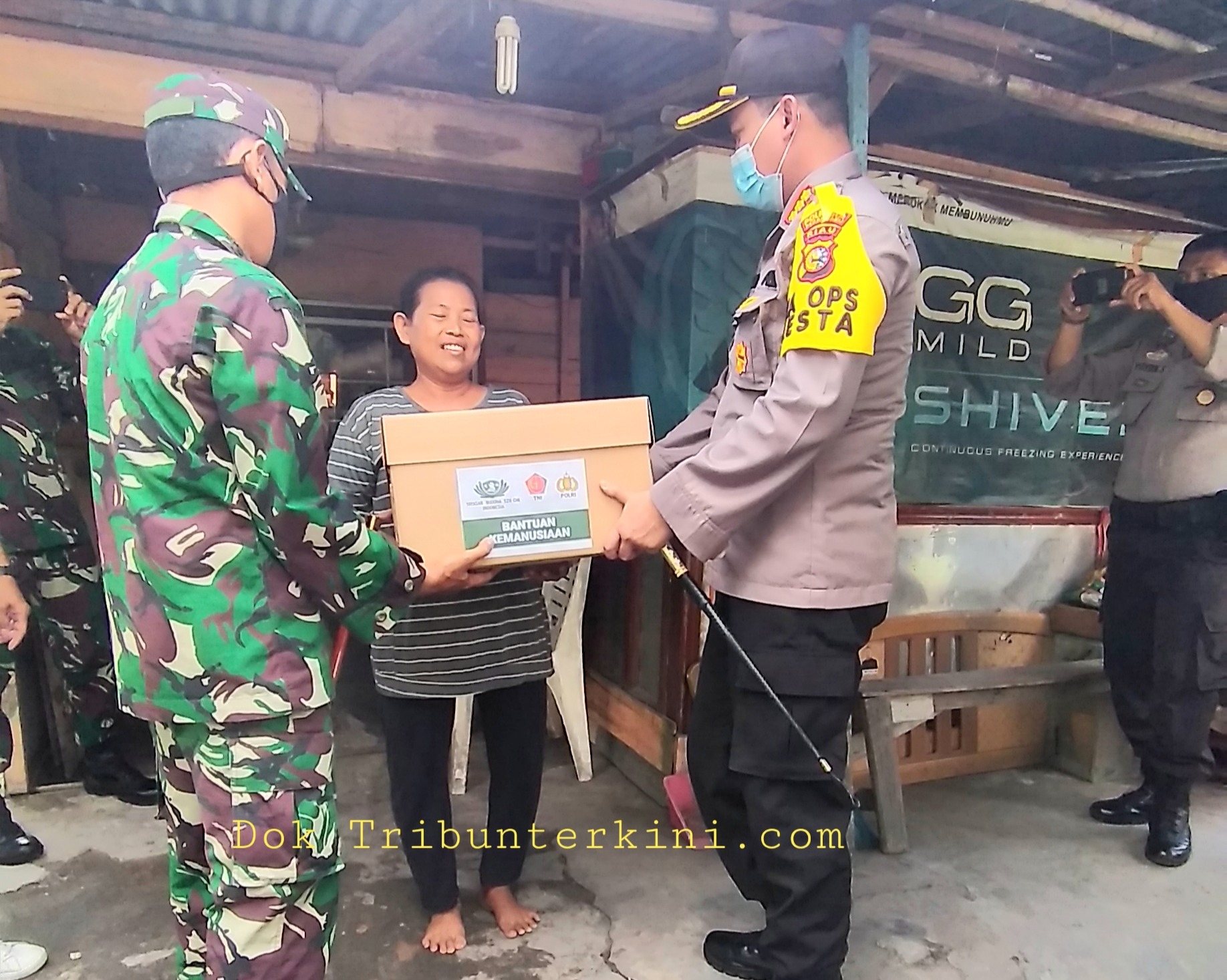 Kapolresta dan Dandim 0301/Pekanbaru Bersama Yayasan Buddha Tzu Chi Turun Langsung Menyerahkan Paket Sembako Kepada Warga Yang Terdampak Covid-19