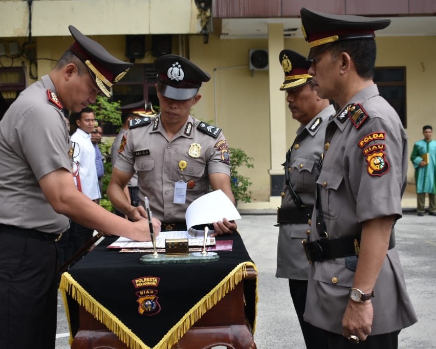 Kapolresta Pekanbaru Pimpin Upacara Sertijab Kasat Binmas dan Kapolsek Sukajadi