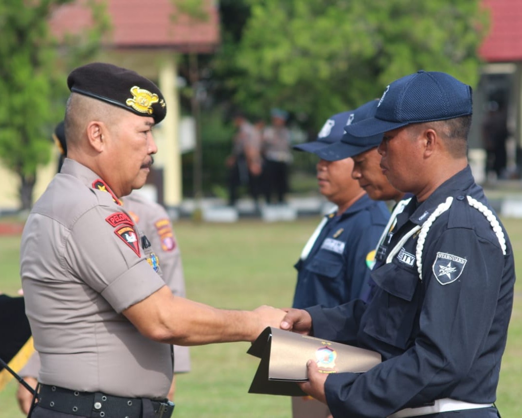 Kapolda Kalteng Beri Penghargaan Tiga Personel Satpam Yang Berprestasi