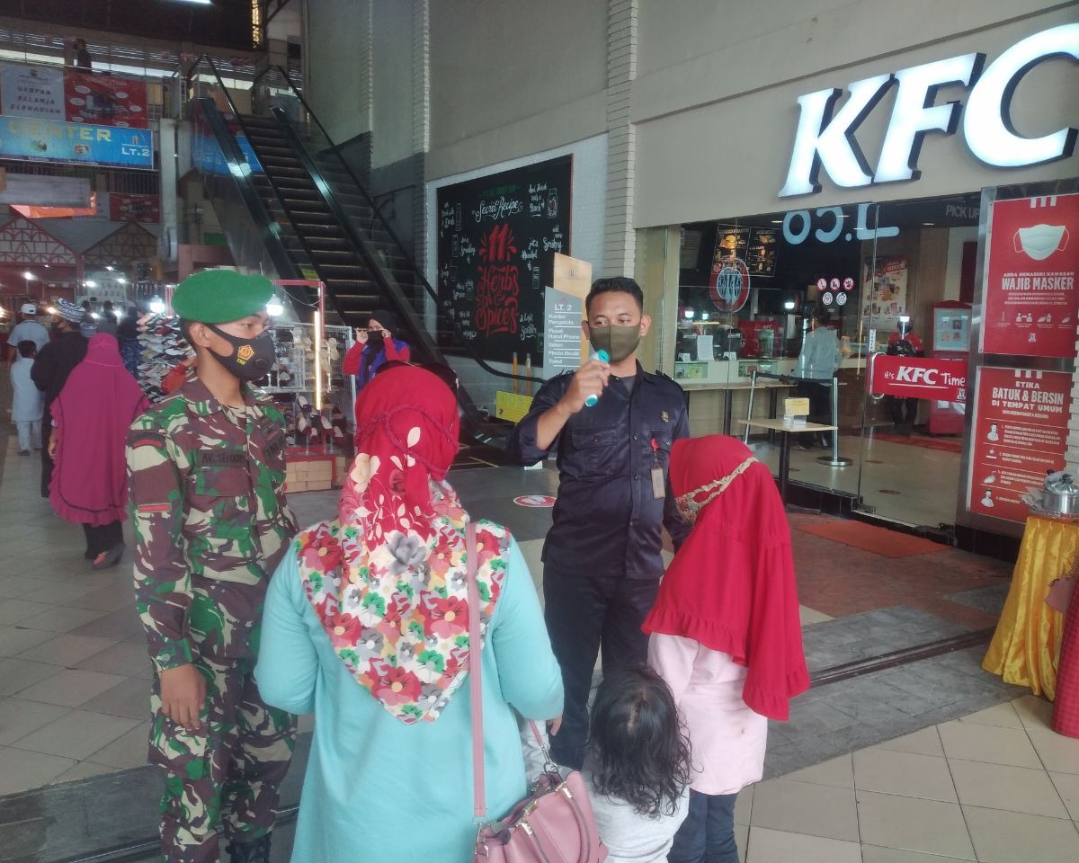Babinsa Kodim 0301/PBR Laksanakan Patroli Protokol Kesehatan Di Pusat Pembelanjaan