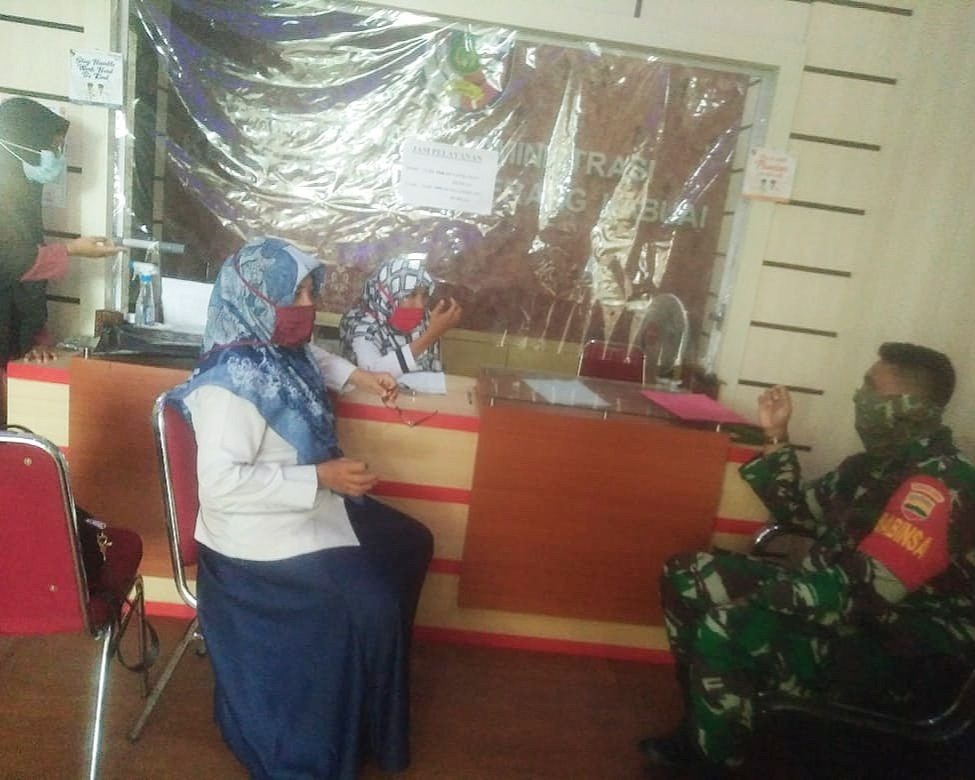 Warga Penerima Bankeu Di Kantor Lurah Labui Di Dampingi Oleh Personel Kodim 0301/Pekanbaru