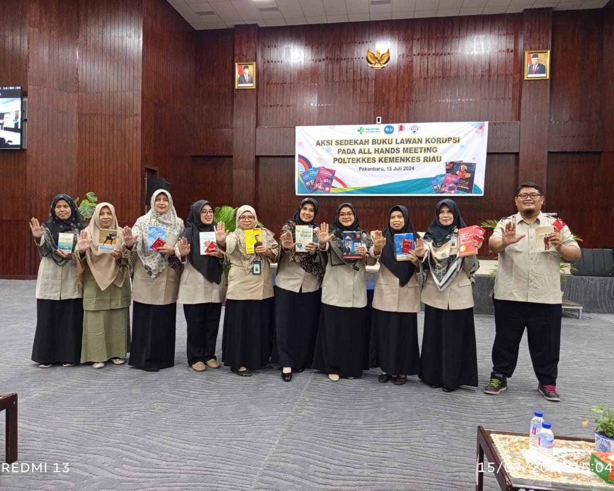 Kemenkes Poltekkes Riau Laksanakan Kegiatan Aksi Sedekah Buku Lawan Korupsi Dalam All Hands Meeting