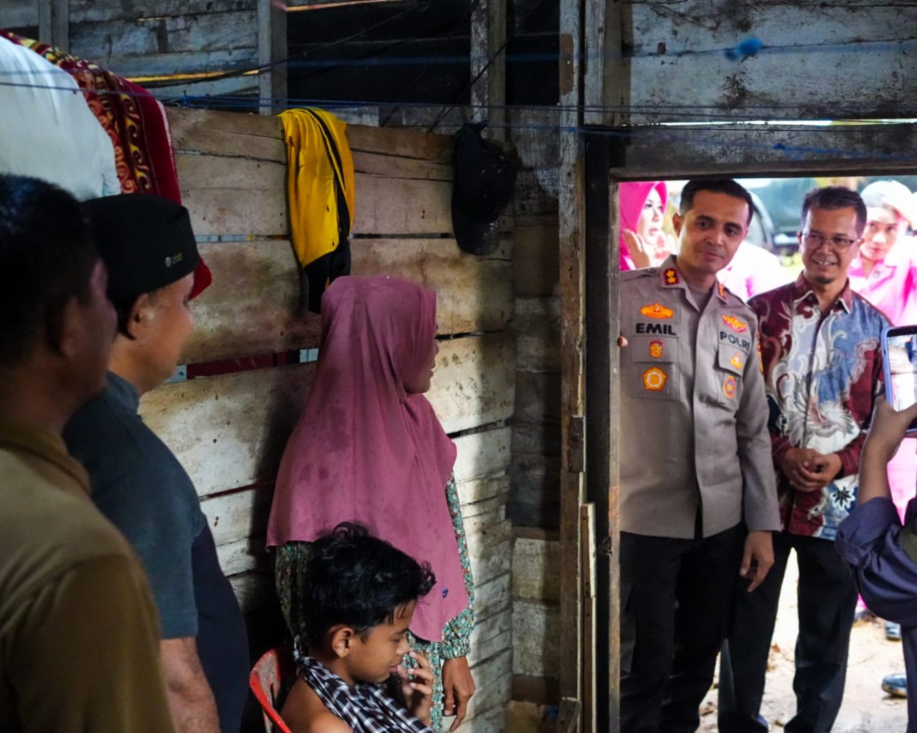 Penuh Haru, Polres Rohul Bersama Baznas Rohul Bedah Rumah Warga Dan Salurkan Bansos di Rambah Hilir Dalam Rangka HUT Bhayangkara Ke-80