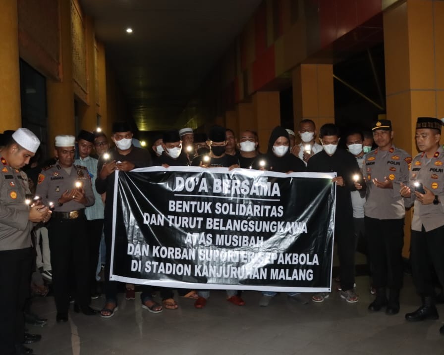 Polresta Pekanbaru Lakukan Doa Bersama di Stadion Kaharuddin Nasution, Aksi Solidaritas Untuk Korban Tragedi Kanjuruhan Malang