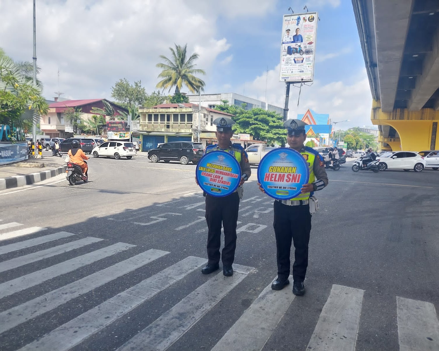 Kasatlantas Polresta Pekanbaru Turun Langsung Sampaikan Himbauan Keselamatan Kepada Pengguna Jalan