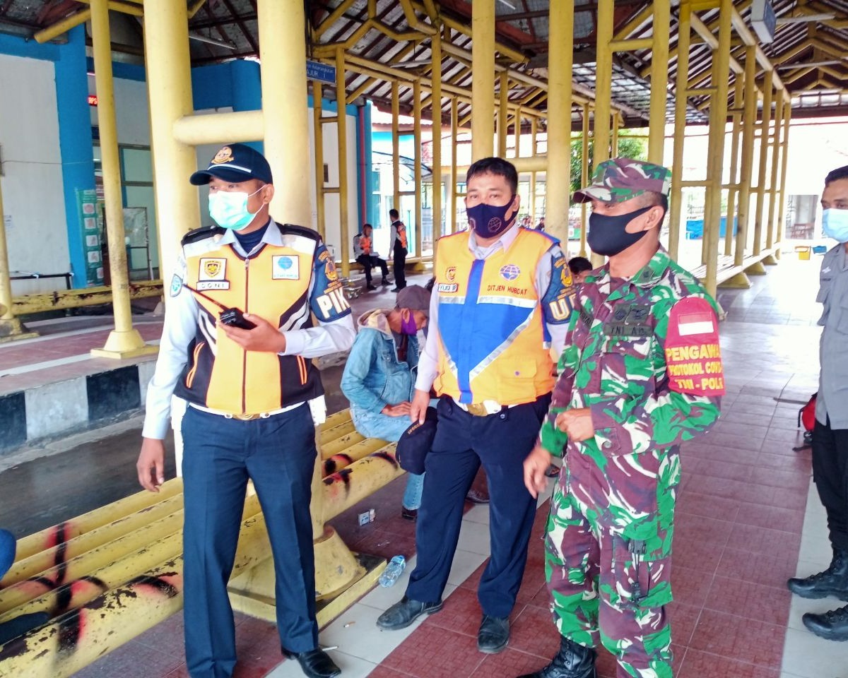 Babinsa Kodim 0301/PBR Laksanakan Pengawasan Protokol Kesehatan di Terminal BRPS Kota Pekanbaru