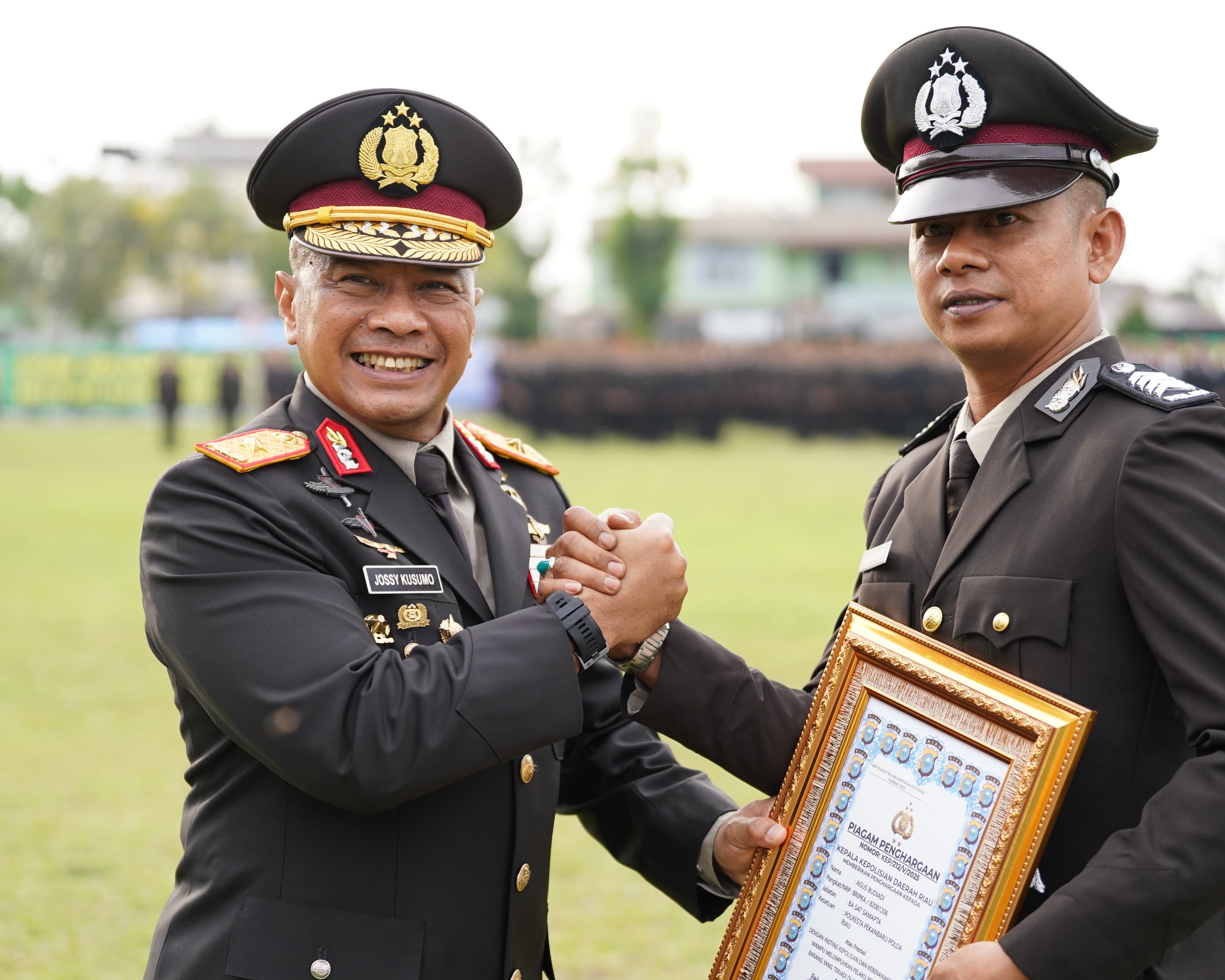 Polda Riau Gelar Upacara Peringatan Hari Lahir Pancasila, Bripka Agus Budiadi Terima Penghargaan Atas Prestasi Gemilang