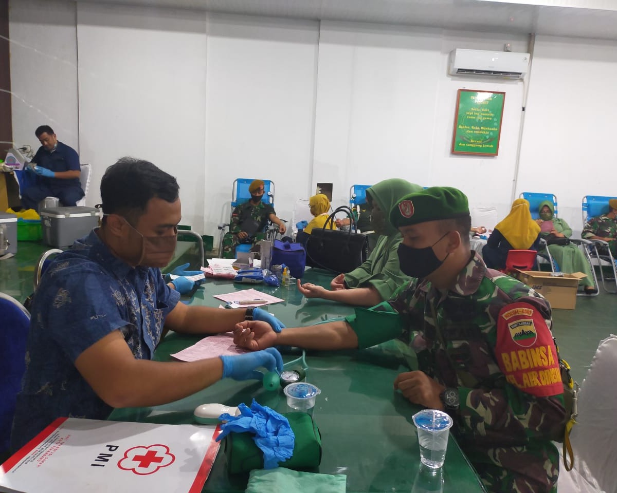 Personil Kodim 0301/Pekanbaru Mengikuti Kegiatan Donor Dalam Rangka HUT POMAD Ke-74