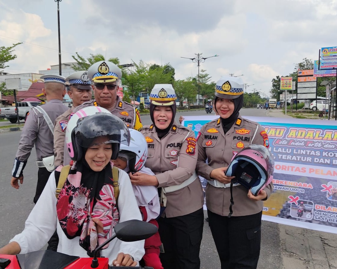 Tim Cooling System Ditlantas Polda Riau Edukasi Pengendara di Traffic Light Jalan Yos Sudarso Kota Pekanbaru