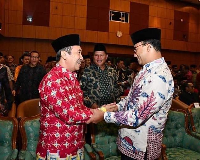 Menteri Agama Menyerahkan Penghargaan Kepada Gubernur Riau Syamsuar, Dalam Rangka Hari Amal Bakti Ke 74 Kementerian Agama 2020