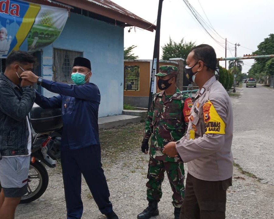 Babinsa Kodim 0301/PBR Bersama Tiga Pilar Laksanakan Monitoring Posko PPKM Berskala Mikro dan Bagikan Masker di Kelurahan Sidomulyo Barat