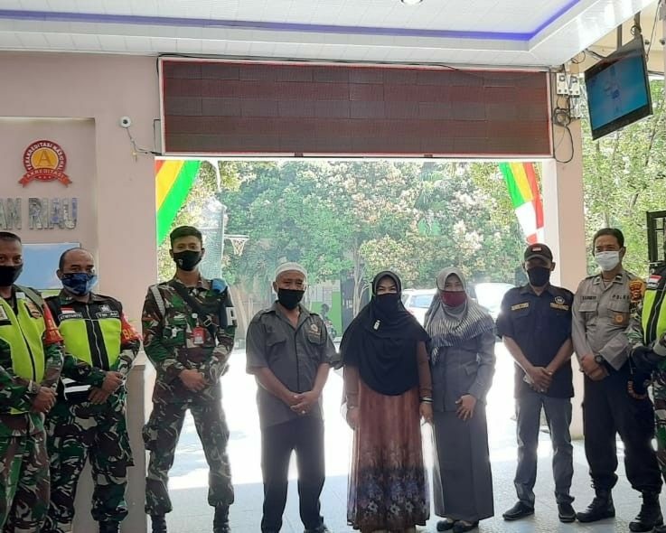 Babinsa Kodim 0301/PBR Bersama Bhabinkamtibmas Lakukan Komsos Sekaligus Pantau Penerimaan Siswa Baru Di SMK Perbankan