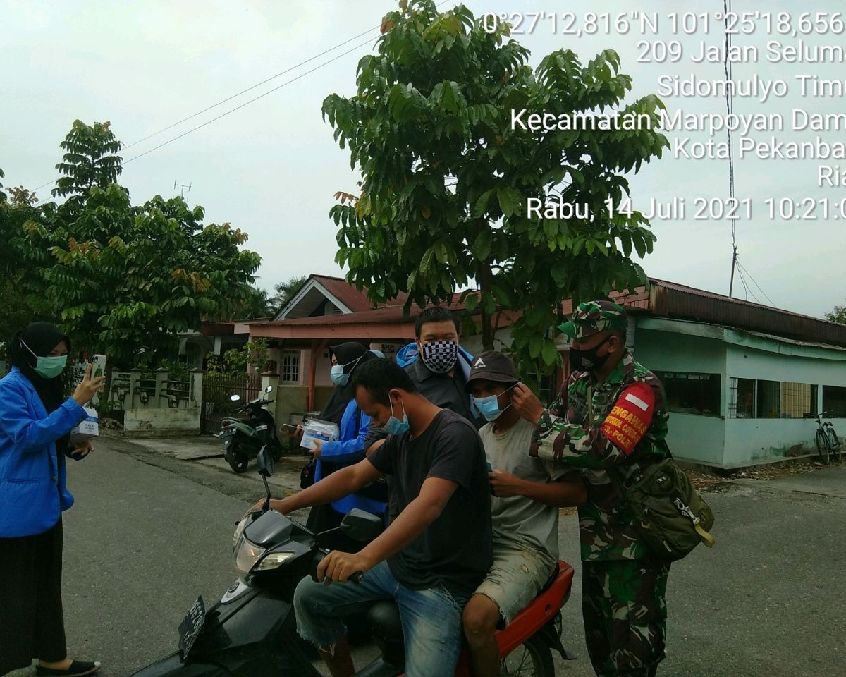 Babinsa Kodim 0301/PBR Laksanakan Kegiatan PPKM Bagikan Masker Gratis di Kelurahan Sidomulyo Timur