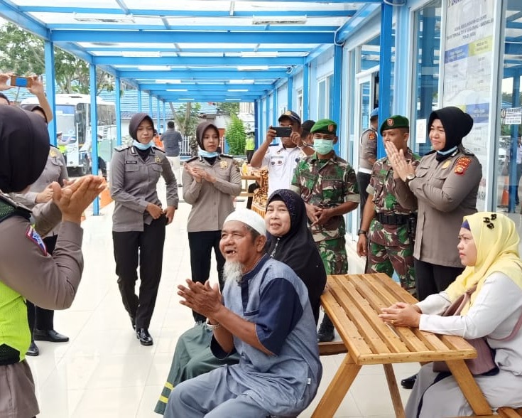 Personel Polres Kampar Bersama Anggota Kodim 0313/KPR Adakan Goro Ditempat Fasilitas Umum