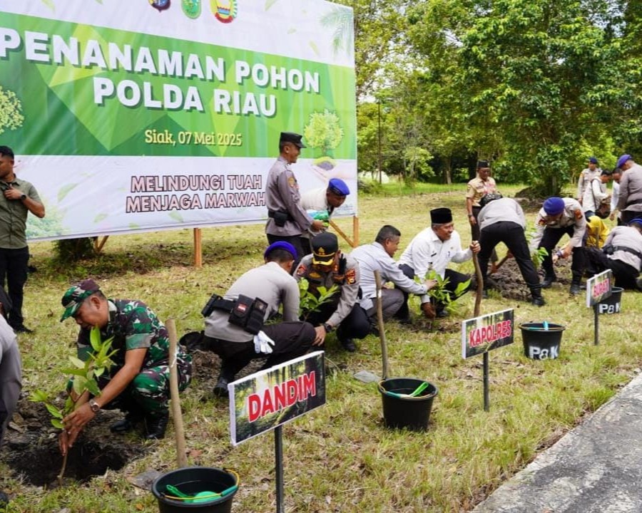 Kapolres Siak Dampingi Kapolda Riau Tanam Pohon di Bumi Perkemahan Pramuka Tengku Buang Asmara