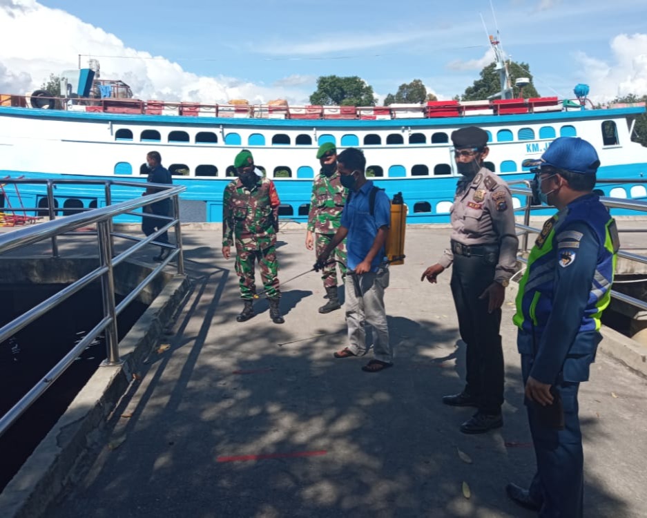 Cegah Penyebaran Covid-19, Babinsa Kodim 0301/Pekanbaru Laksanakan Penyemprotan Disinfektan di Pelabuhan Sei Duku