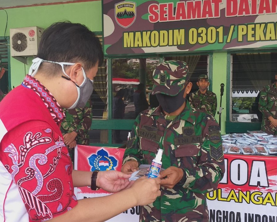 Dandim 0301/Pekanbaru Terima Bantuan Hand Sanitizer dan Masker Dari PSMTI Kota Pekanbaru