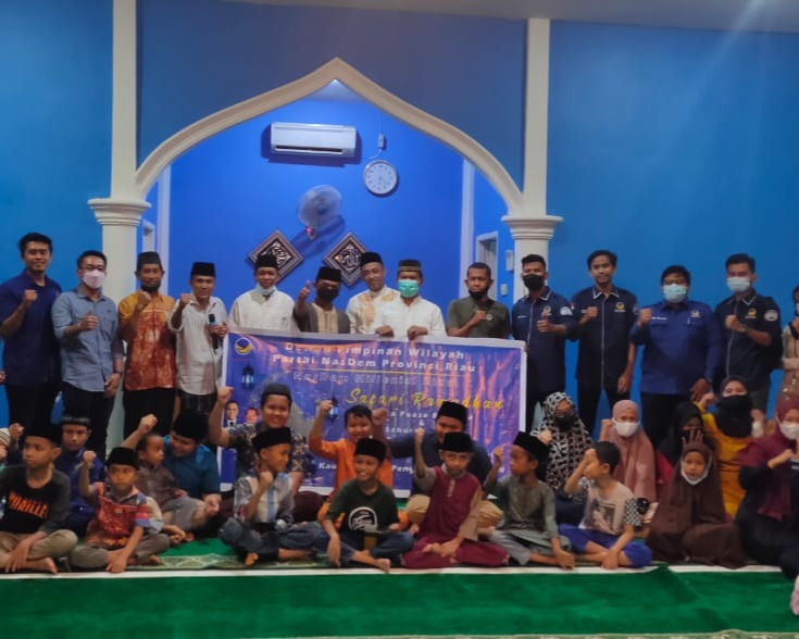 Safari Ramadhan, NasDem Milenial Gelar Buka Puasa Bersama dan Serahkan Bantuan Al Qur'an dan Sajadah