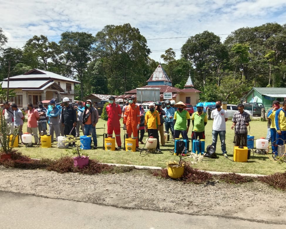 Relawan Lakukan Penyemprotan Disinfektan di Batang Anai Padang Pariaman