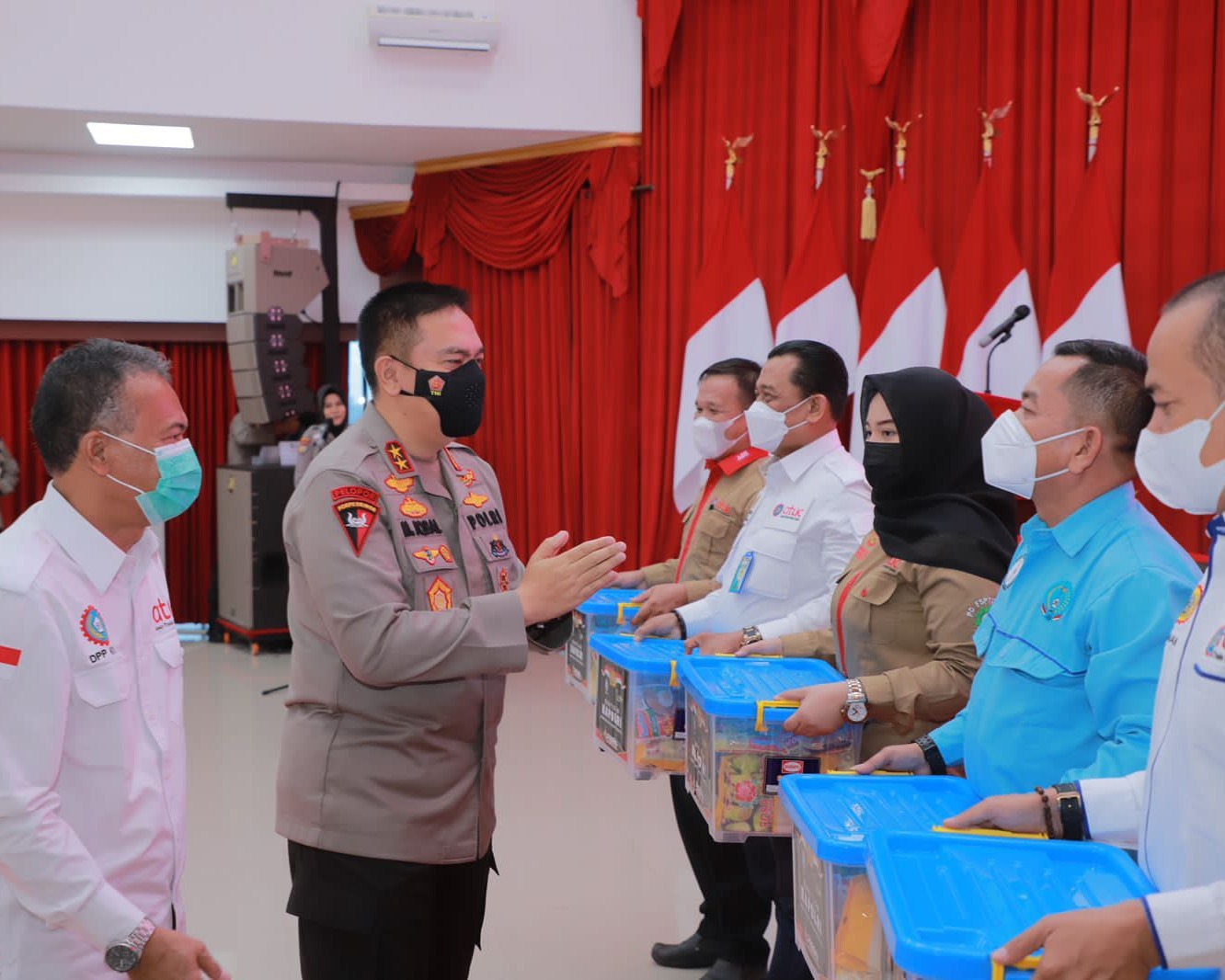 Serahkan Bantuan Kapolri, Kapolda Riau Irjen Pol Moh Iqbal: Ini Perhatian Pak Kapolri Untuk Teman Teman Buruh