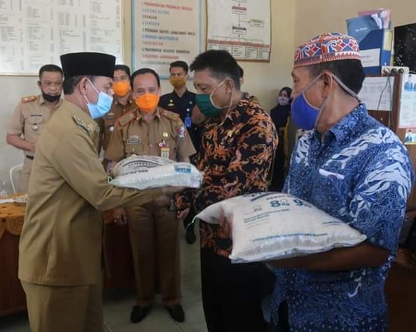Dampak Wabah Pandemi Covid-19, Plt Bupati Lampura Berikan Bantuan Berupa Beras di 15 Kelurahan