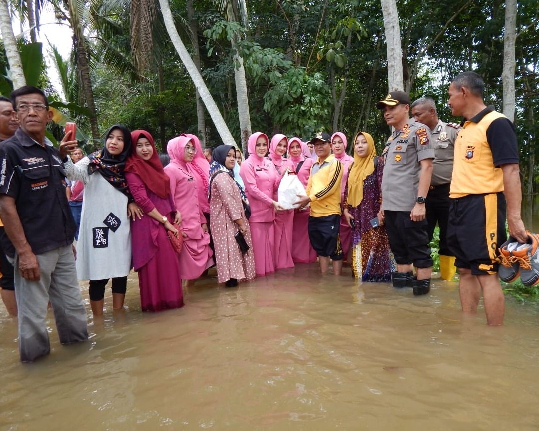Kunjungi Korban Banjir di Pulau Rambai, Kapolres Kampar dan Anggota Antar Bantuan Kerumah Warga