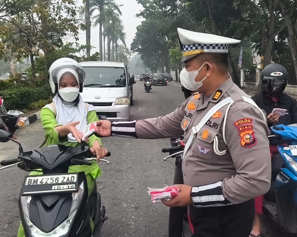 Polisi Bersama Masyarakat, Ditlantas Polda Riau Bagikan Masker