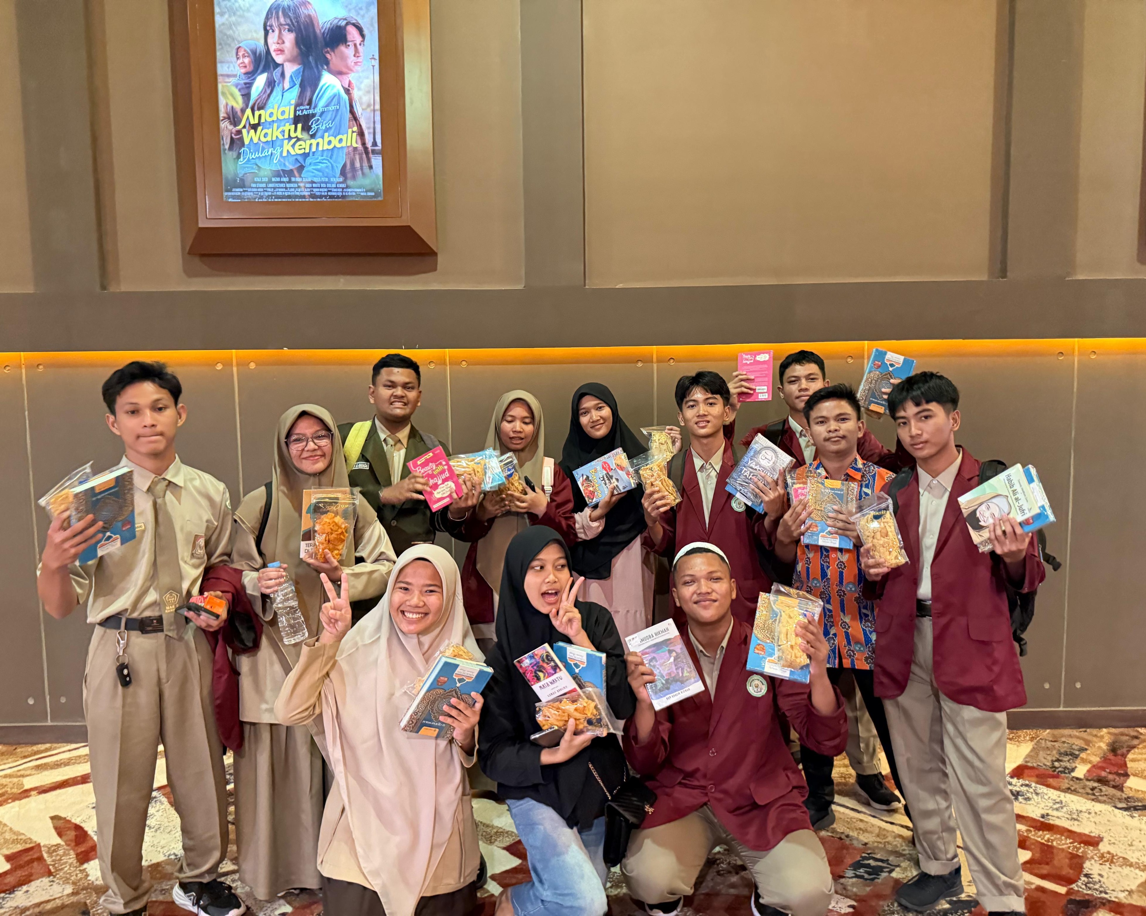 Rayakan Hari Anak Nasional NasDem Riau Bagikan Alquran, Buku dan Nobar  Film 'Children Of Heaven' Bersama 200 Anak di Bangkinang
