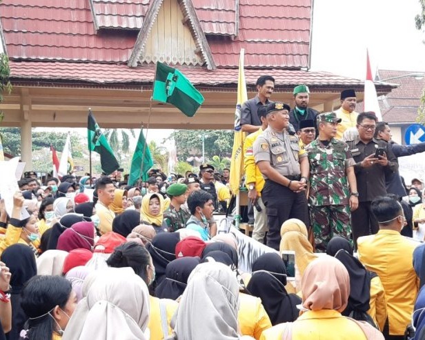 Kawal Demo, Kapolres bersama Dandim Kobar Ikut Jalan Kaki ke kantor DPRD