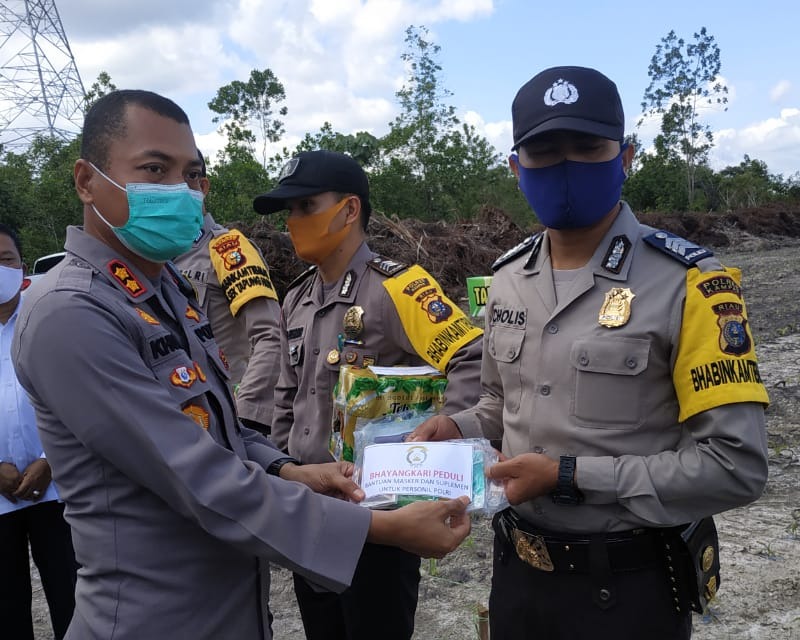 Ketua Bhayangkari Riau Berikan 200 Paket Tali Asih Untuk Bhabinkamtibmas dan Polantas di Kampar