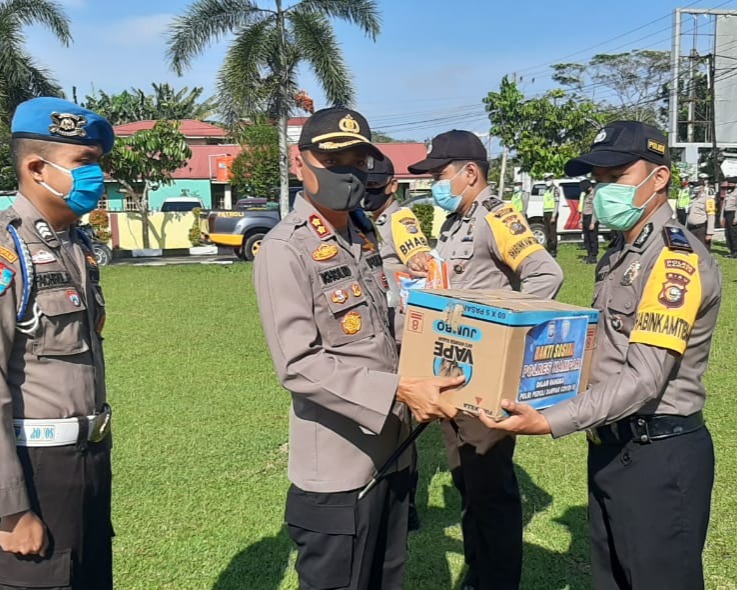 Polres Kampar Bagikan 300 Paket Sembako, Benih Ikan dan Bibit Tanaman Dalam Rangka Bakti Sosial Serentak