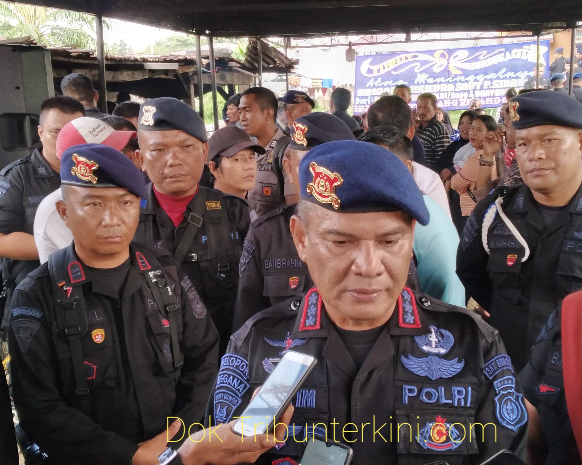 Dansat Brimob Polda Riau Serahkan Langsung Jenazah Almarhum Brigadir (Anumerta) Hendra Saut Parulian Sibarani Kepada Pihak Keluarga