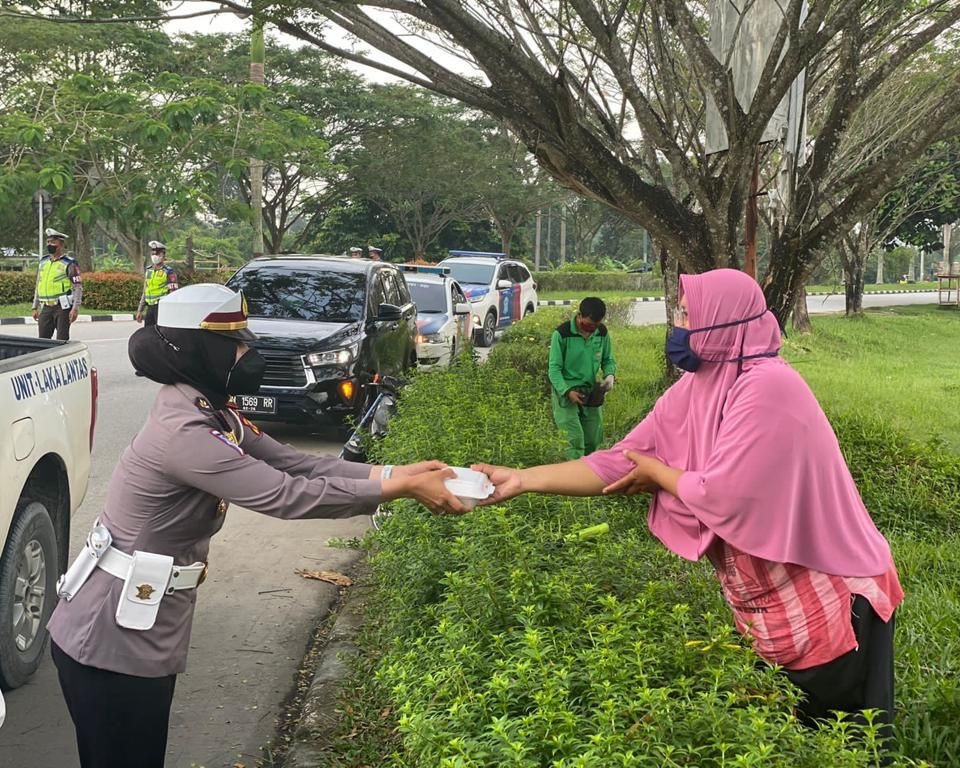 Melalui 'Jumat Barokah', Satlantas Polres Siak Berkomitmen Menjadi Polantas Yang Penolong dan Humanis