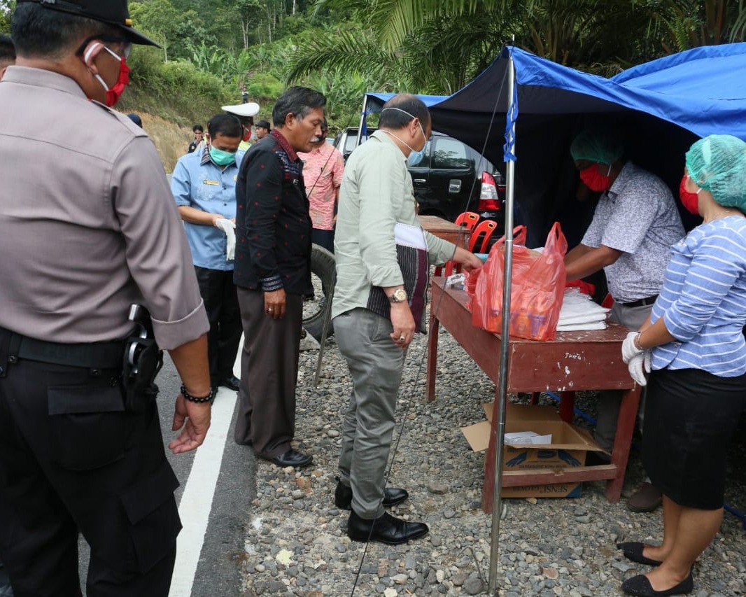 Bupati Taput Bersama Forkopimda Meninjau Kesiapan 2 Posko Penanganan Covid-19 Di Perbatasan Taput dan Tapteng