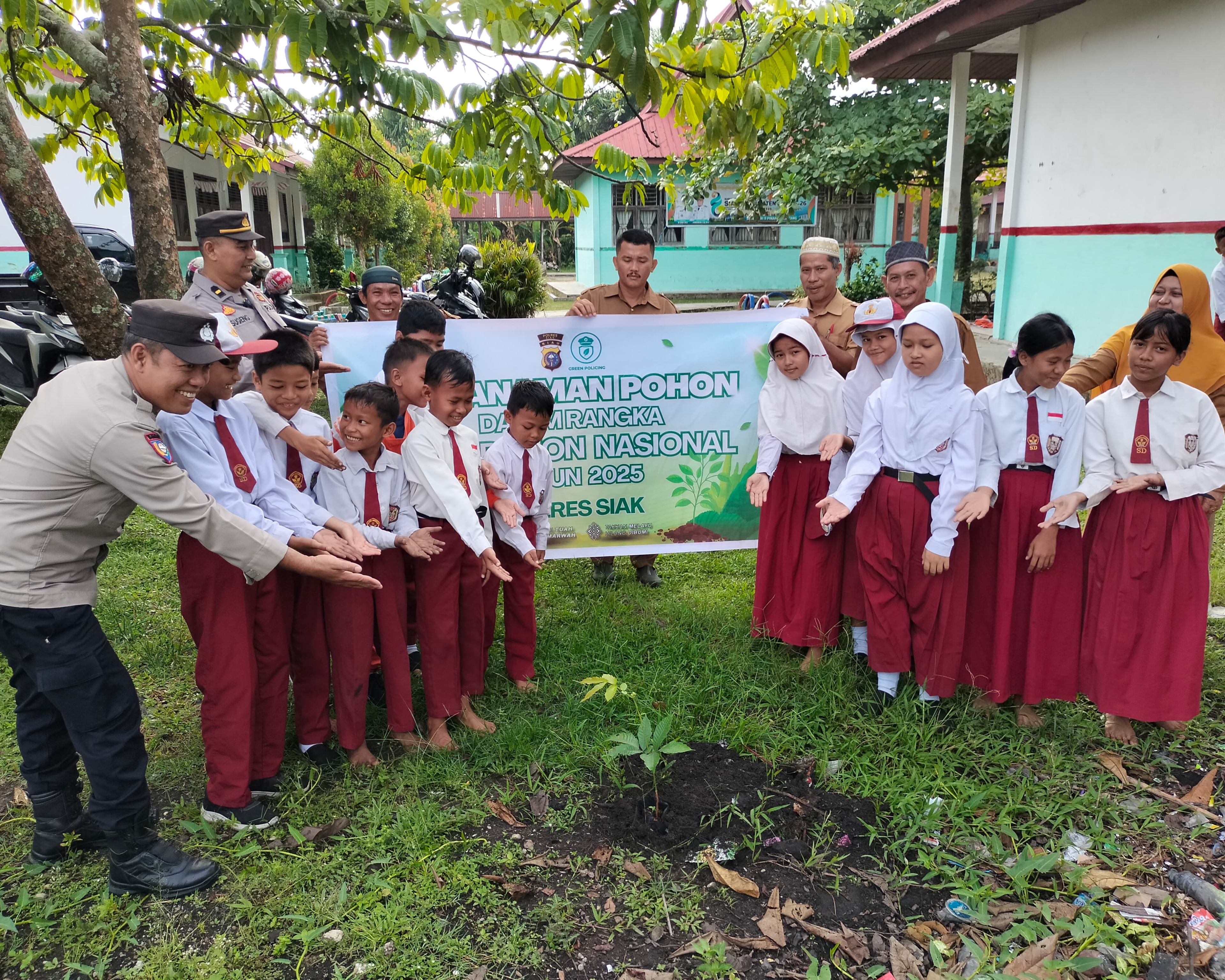 Ruang Hijau Untuk Anak: Polsek Dan SDN 11 Tualang Bersinergi Tanam Pohon