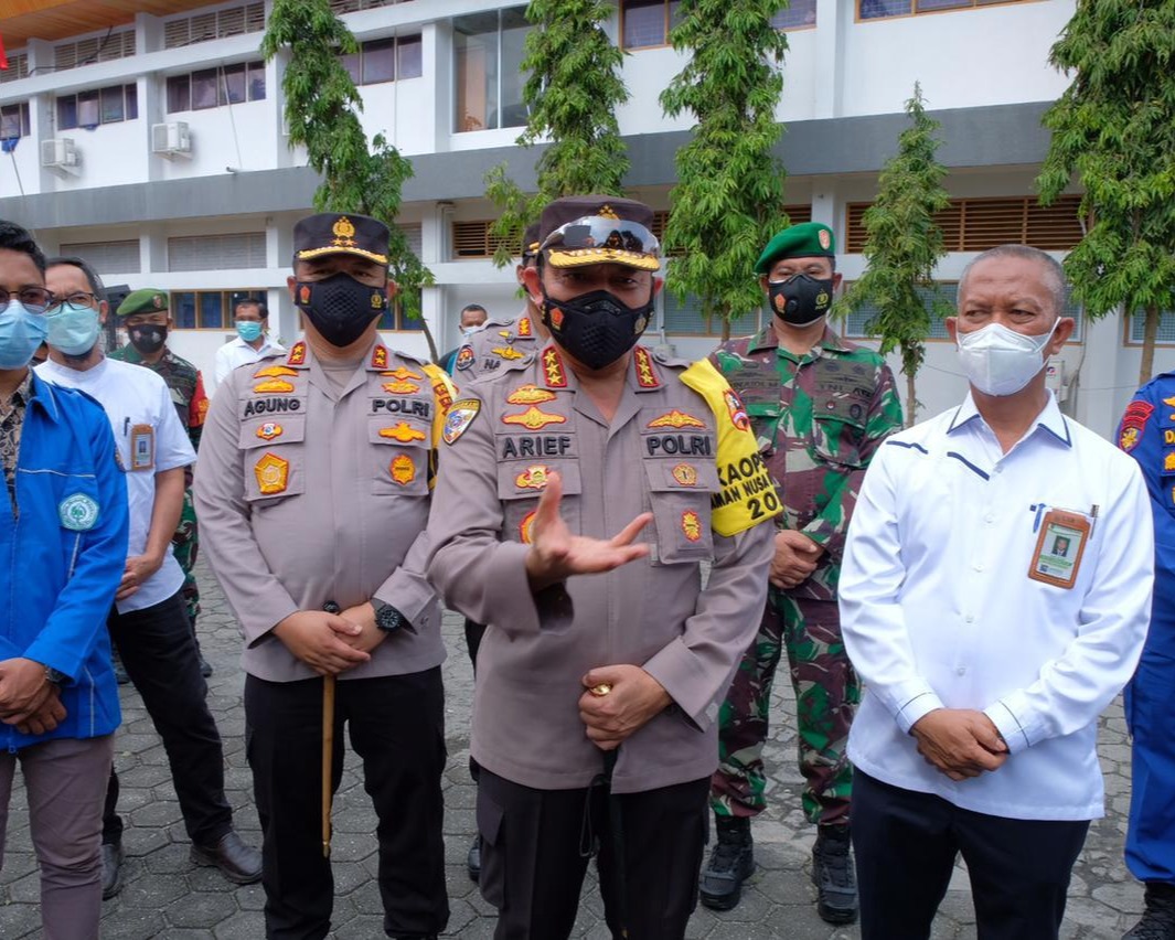Kabaharkam Polri Tinjau Pelaksanaan Vaksinasi Bagi Mahasiswa Serta Berikan Bansos Di Kampus UIR