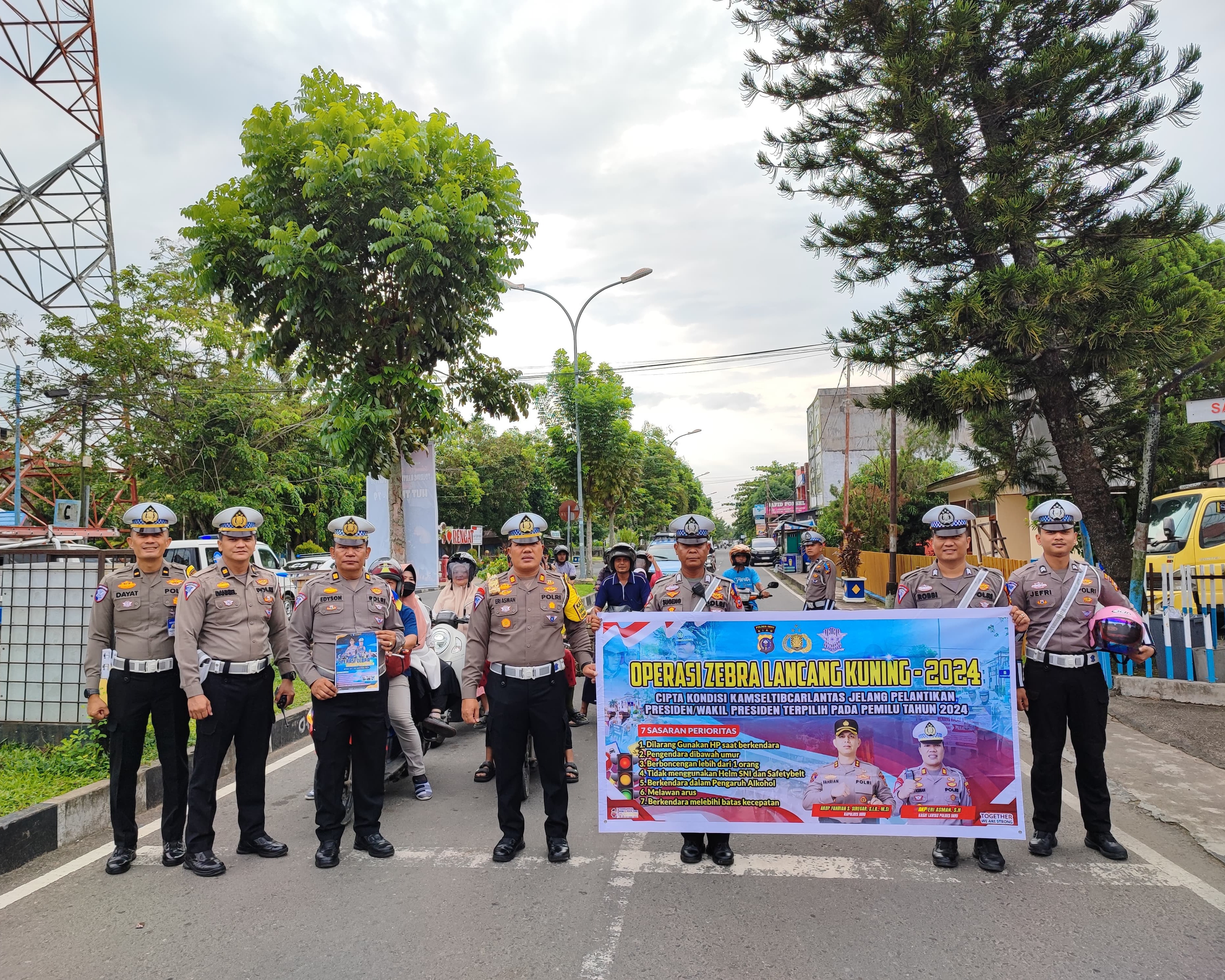 Kasat Lantas Polres Inhu Bagikan Helm Gratis, Ajak Masyarakat Tertib Berlalu Lintas