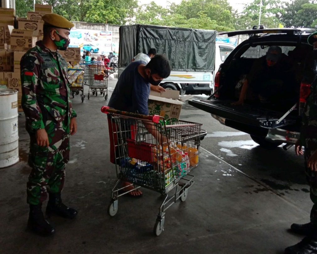 Babinsa Kodim 0301/PBR Laksanakan Kegiatan Penegakan Displin Prokes Covid-19 di Pusat Pembelanjaan