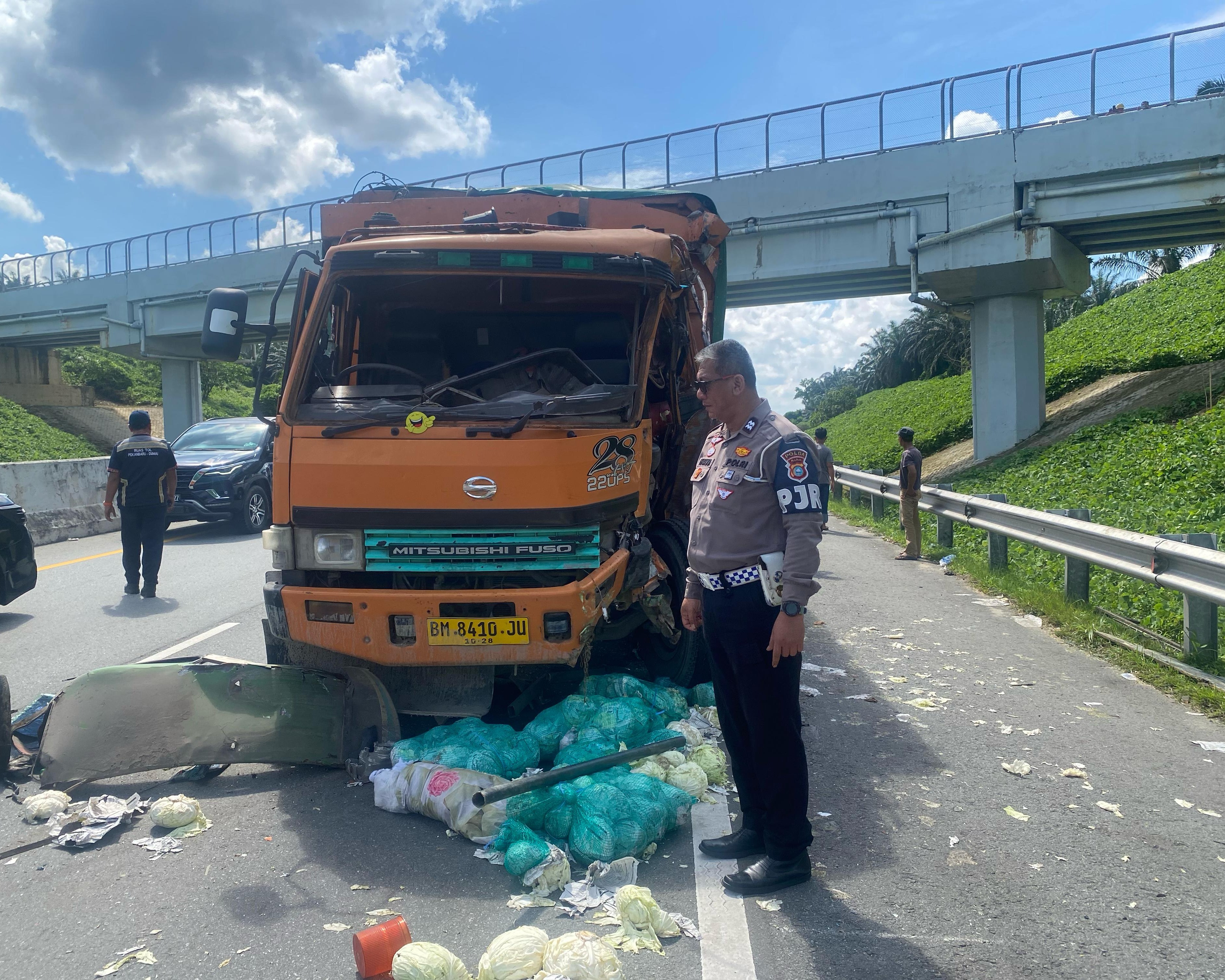 Cepat Tanggap di Jalan Tol, Satuan PJR Polda Riau Evakuasi Laka Dan Himbau Pengemudi Lebih Disiplin