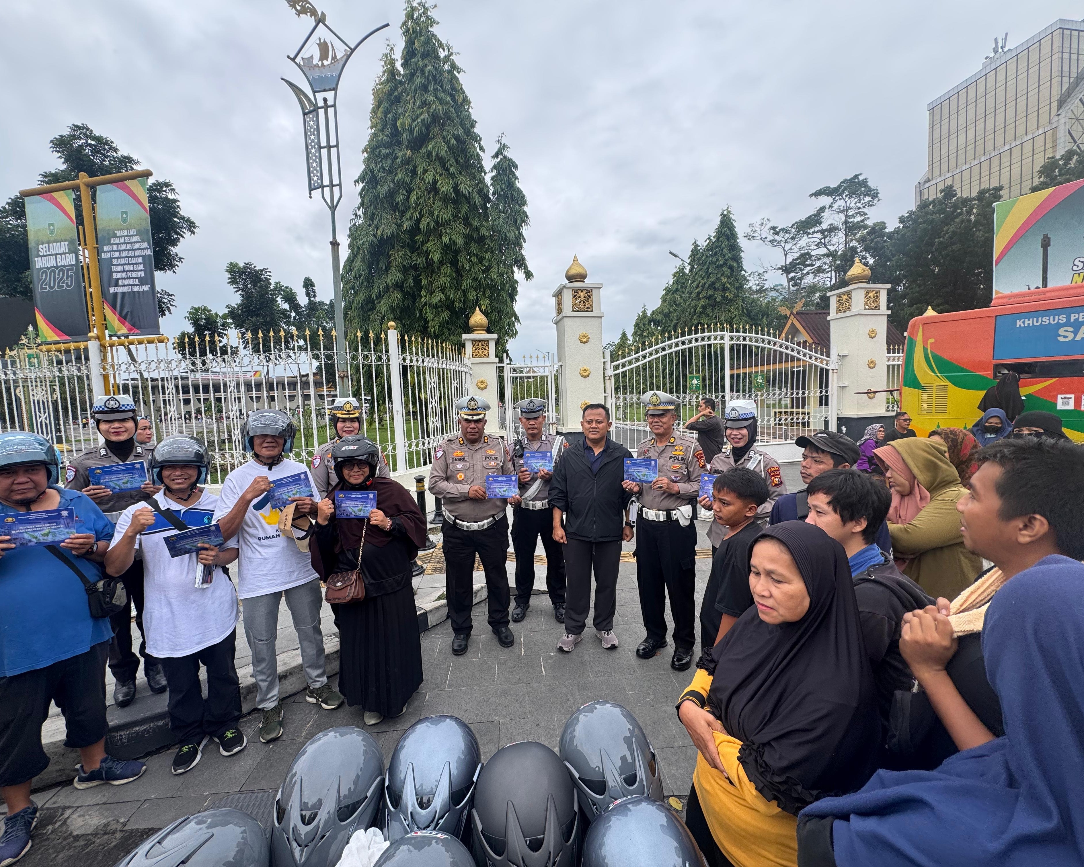 Dirlantas Polda Riau Sapa Pengunjung CFD Pekanbaru Dan Bagikan Helm SNI Sembari Olahraga