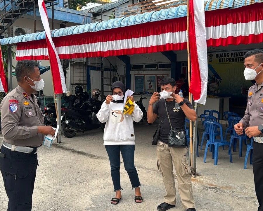Antisipasi Kabut Asap, Ditlantas Polda Riau Bagikan Masker dan Imbau Warga Manfaatkan SIGNAL
