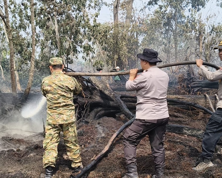 Kapolres Pelalawan Bersama Wakil Bupati Padamkan Karhutla di Teluk Binjai